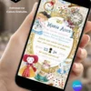 Convite Alice no País das Maravilhas editável no Canva com moldura dourada, fundo em tons de bege e branco, elementos de relógios, cartas de baralho, flores e xícaras, além de personagens do tema.