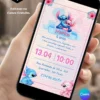Convite Angel e Stitch editável no Canva com fundo branco e detalhes em rosa e azul, flores tropicais, personagens Angel e Stitch na parte superior e outros elementos decorativos.