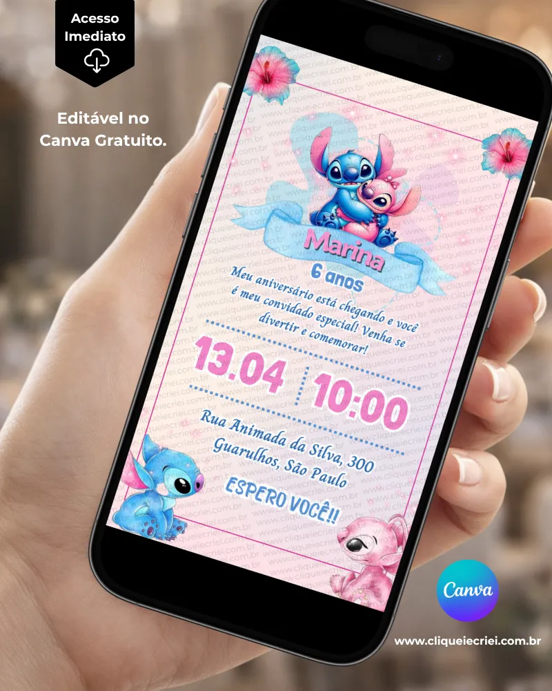 Convite Angel e Stitch editável no Canva com fundo branco e detalhes em rosa e azul, flores tropicais, personagens Angel e Stitch na parte superior e outros elementos decorativos.