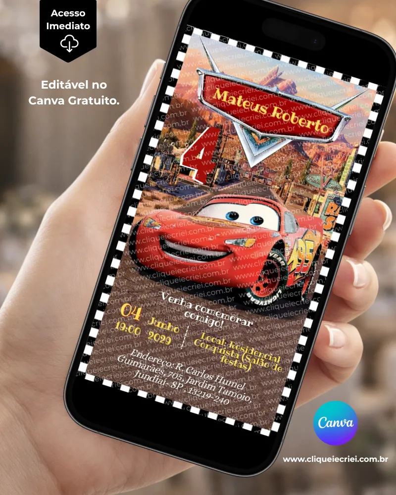 Convite Carros editável no Canva com os personagens Relâmpago McQueen e Mate, fundo com elementos de corrida, estrada e veículos, bordas quadriculadas em preto e branco e detalhes em vermelho, laranja e amarelo.
