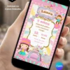 Convite Circo Rosa editável no Canva com fundo rosa e azul-claro, estrelas, elementos de circo, uma menina com roupa colorida, uma personagem infantil em um balanço e um picadeiro na parte inferior.