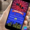 Convite Homem Aranha editável no Canva com fundo vermelho e azul, imagem do Homem-Aranha na parte superior, teias de aranha, prédios em silhueta na parte inferior e elementos inspirados em histórias em quadrinhos.