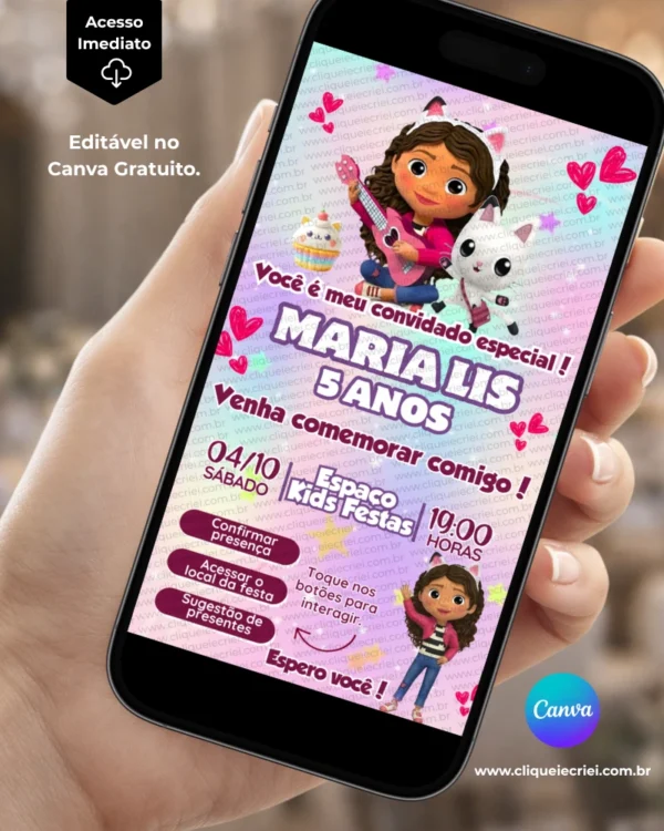 Convite A Casa Mágica da Gabby com Sugestão de Presente editável no Canva, apresentado em um celular, com Gabby e elementos coloridos em tons de rosa.